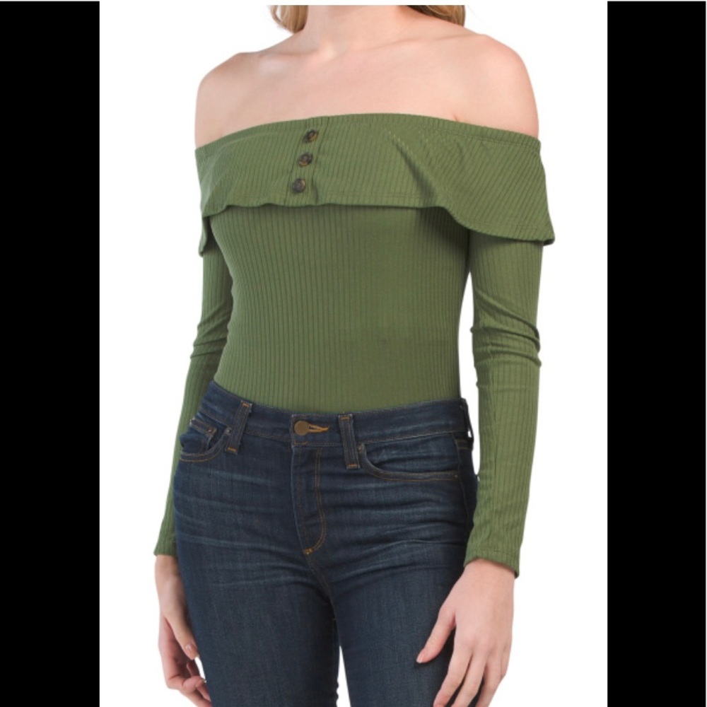 Discreet women’s off the shoulder bodysuit